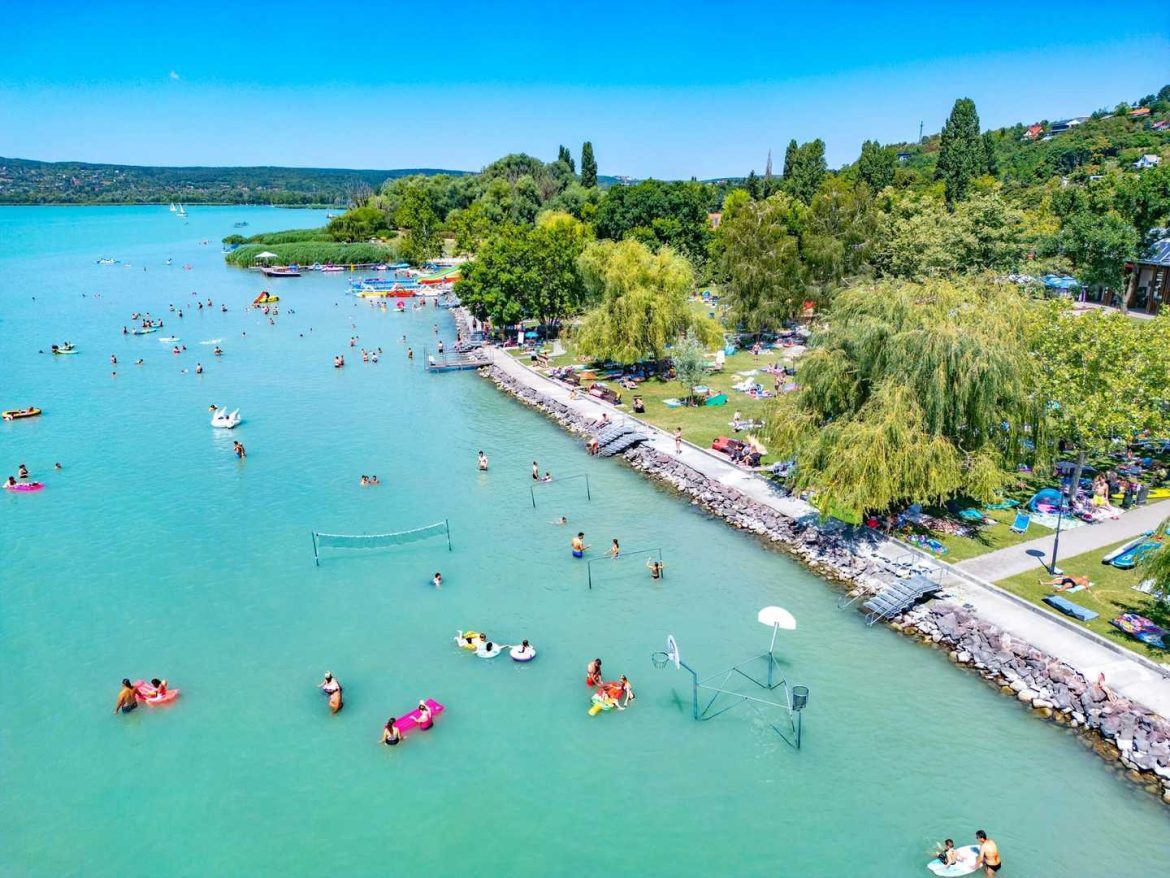 Balatonfűzfő strand közpark