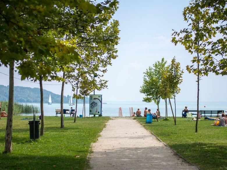 Balatonfűzfő strand közpark