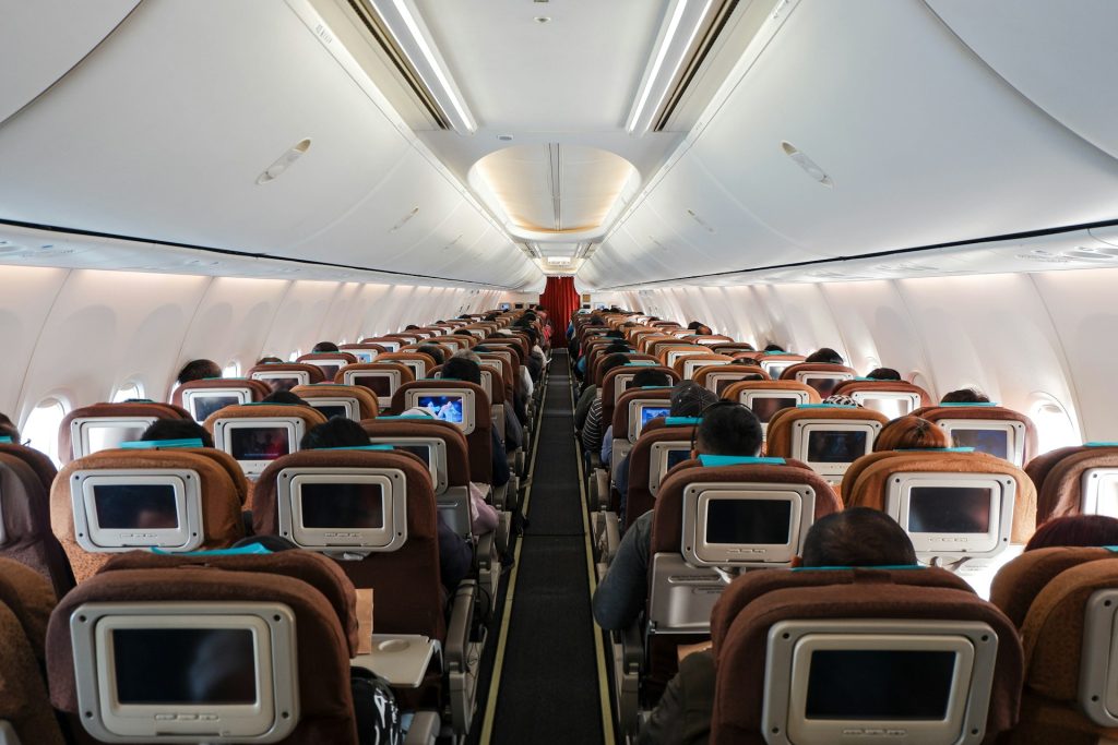 A képen látható Boeing 737-es látható. Ugyanilyen típusú repülőgép utasterének mennyezete szakadt le a felszállást követő heves rázkódás közben.