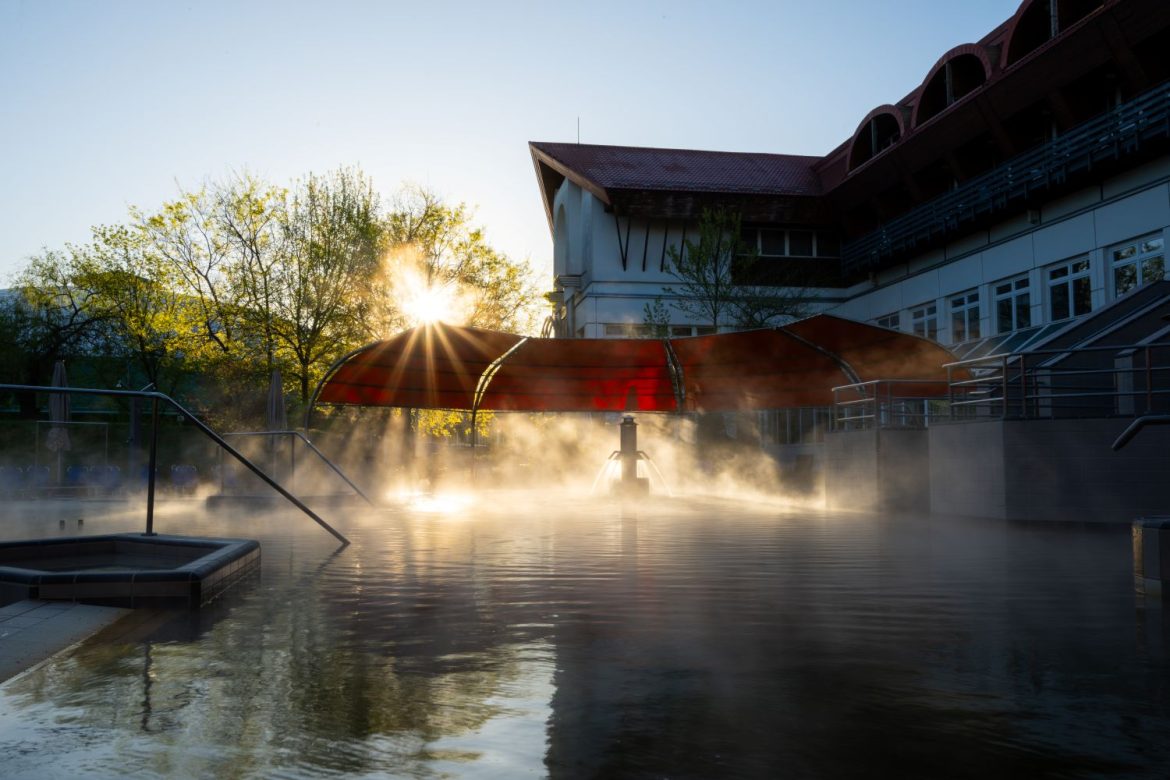 Gőzölgő kültéri termálmedence az Aquaticum Debrecen SPA-ban, őszi wellness a Nagyerdőben