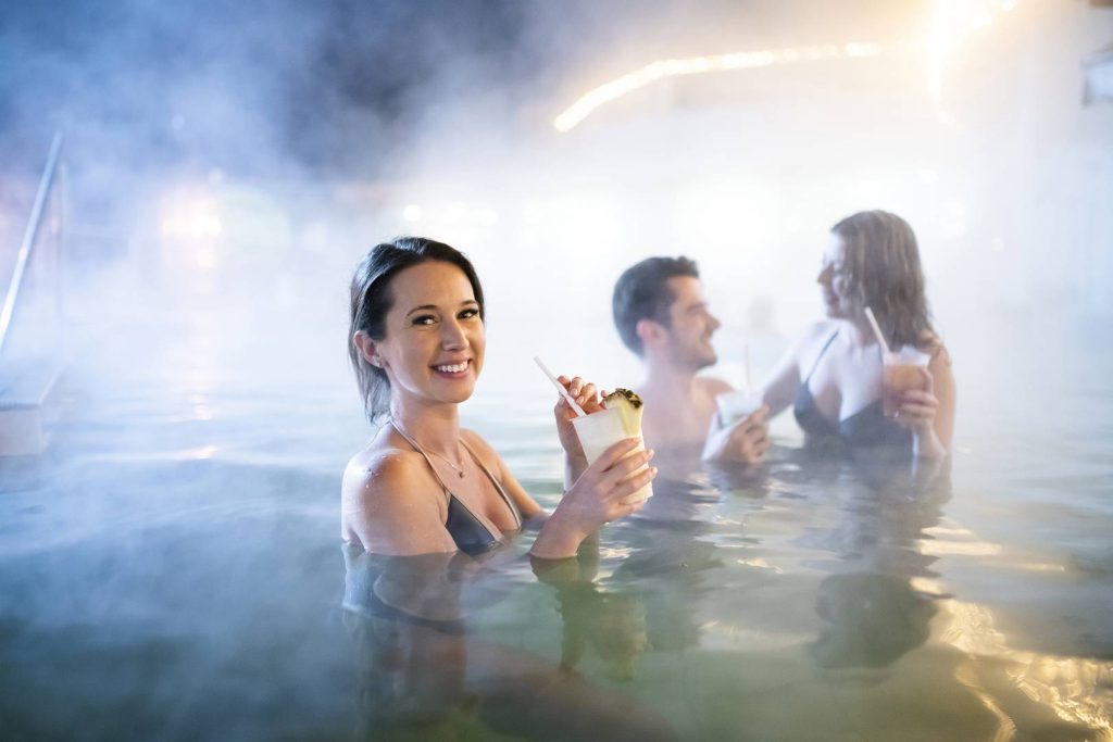 Koktél a nyíregyházi Aquarius Élményfürdő termálmedencéjének poolbarjában