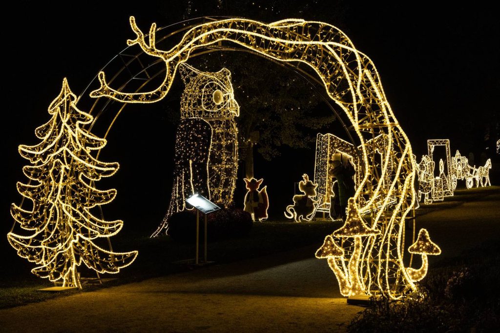 Erdei állatokat és fákat ábrázoló világító fénykapu Erzsébet királyné fénykertjében, a Gödöllői Királyi Kastély parkjában.